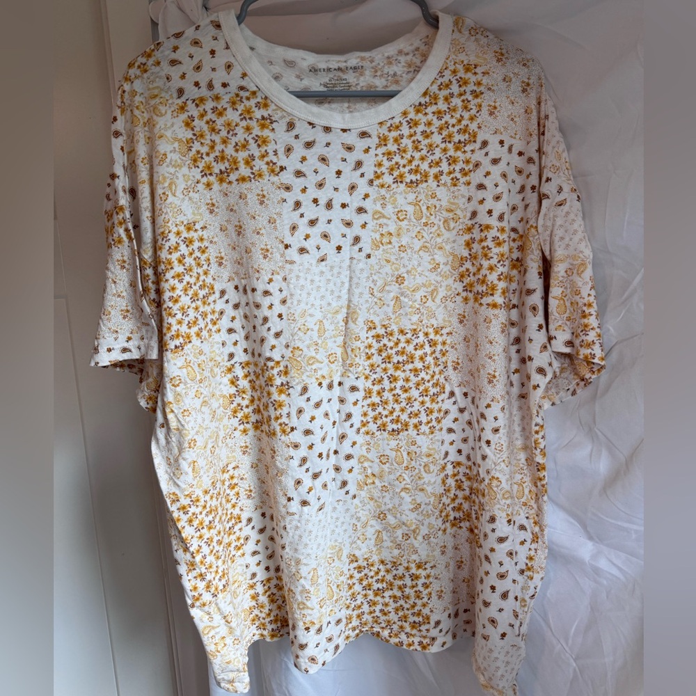 American Eagle Outfitters White and Yellow Short Sleeve Tee